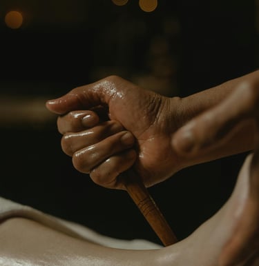 Massage ayurvédique et points réflexologie à l’huile, gestes réguliers et apaisants