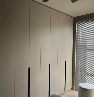 Closet empotrado moderno en acabado gris mate con jaladeras negras, diseño minimalista | KARÄNA