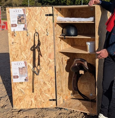 Armoire de sellerie Shet+ remplie avec étagères et roulettes