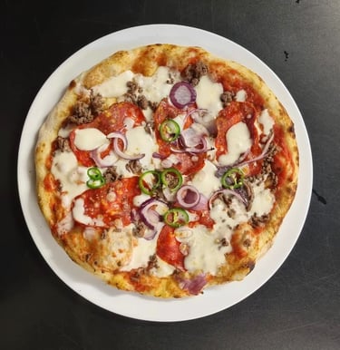 pizza cannibale, sauce tomate, fior di latte, boeuf haché, spianata piccante, piment vert, oignons