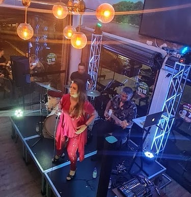 alt="show ao vivo para eventos corporativos em São Paulo"