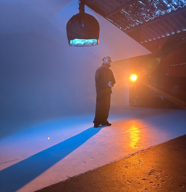 tournage sur fond blanc coloré du rappeur Souffrance - LES MOYENS