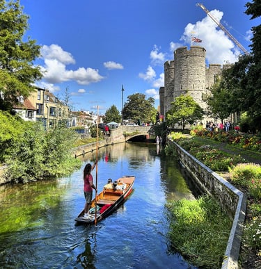 Petite barque en bois sur la rivière Great Stour et le Westgate towers en fond
