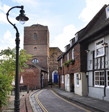 petite allée pavée avec un lampadaire à gauche et The Parrott Pub à droite