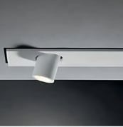 Sistema de iluminación TAUK 1 lineal con focos empotrados orientables en riel