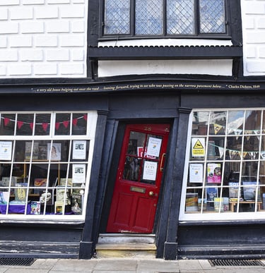 The Crooked House la maison tordue dont la porte rouge penche vers la droite