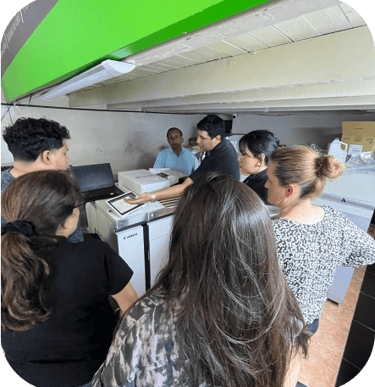 Equipo de profesionales de Perú Impress trabajando en imprenta de Lima