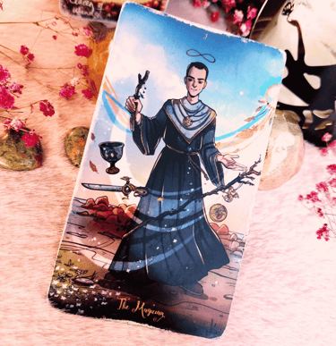 Karta tarota Mag – mężczyzna stoi z narzędziami, symbol nieskończoności nad głową