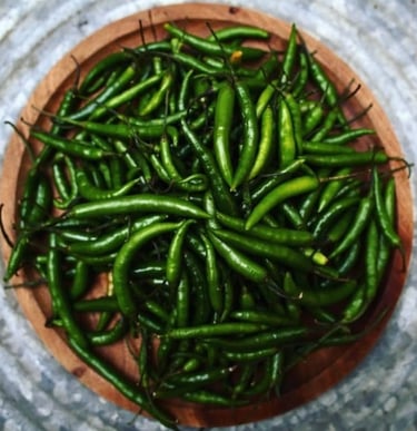 chiles verdes en plato de madera