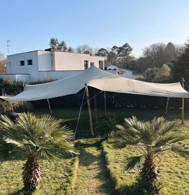 tente stretch dans un jardin, jardin pour mariage