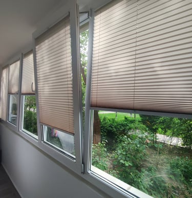 Jaluzele plisate sistem plisse opac montat pe rama ferestrei PVC la comanda