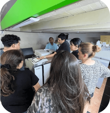 Equipo de profesionales de Perú Impress trabajando en imprenta de Lima