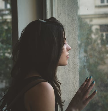 Une femme qui se sent triste, besoin de soutient et d'être accompagné pour retrouver son bien être