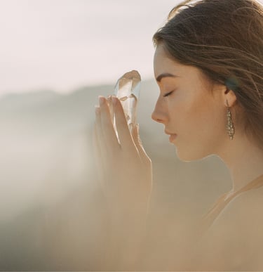 Une personne qui vit un éveil spirituelle et libère son pouvoir intérieur, transforme son mindset