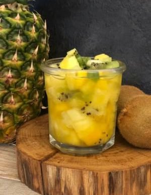 Salade de fruits frais avec mangue, ananas et kiwi sélectionnés à maturité - Dessert L'Annexe