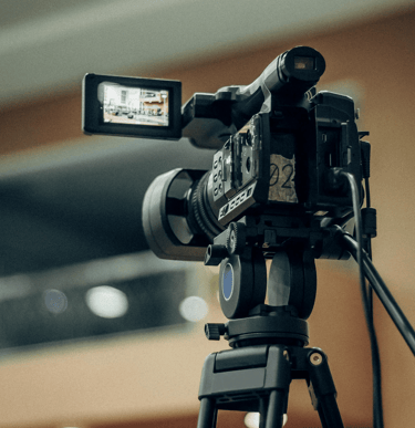 filmcamera als symbool voor observeren zonder oordeel en afstand nemen.