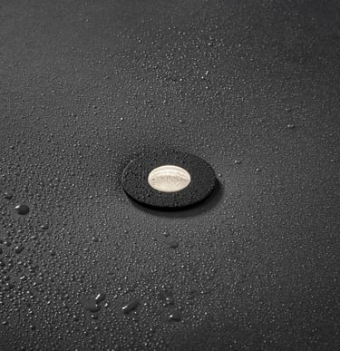 Foco empotrable MINI MINUS ultracompacto en techo oscuro, iluminación discreta