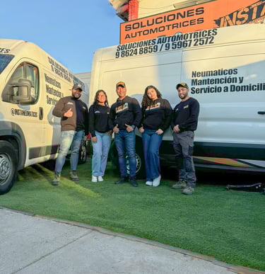 Equipo de Instaneumáticos frente a las furgonetas de reparaciones a domicilio