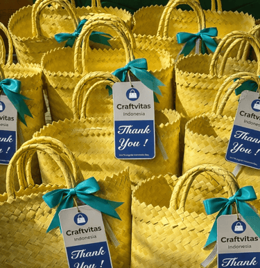 Tas anyaman plastik handmade untuk hampers Lebaran, ramah lingkungan dan cocok untuk souvenir perusa