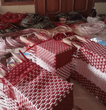 red-white-jali-jali-plastic-woven-bag-handweaving-process-craftvitas.jpg