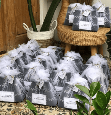 Tas anyaman plastik handmade sebagai souvenir corporate dan instansi ramah lingkungan