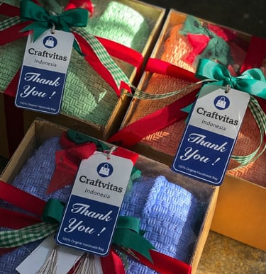 Hampers Natal tas anyaman plastik handmade sebagai hadiah ramah lingkungan dan berkesan