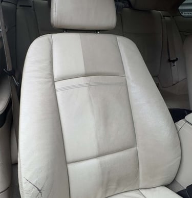 Odinė automobilio sėdynė su aiškiai matomu skirtumu tarp išvalytos ir nevalytos dalies – giluminis c
