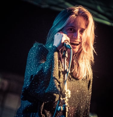 Jasmín Tůma jako Jasmína Tůmová na jevišti s New Sound Orchestra