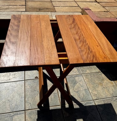Mesa dobrável de 0,9m x 0,9m em peroba