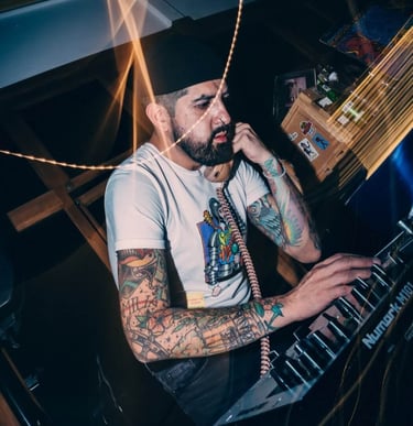 Dj del evento haciendo mezclas con una mano en la consola