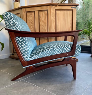 Rénovation fauteuil scandinave tissu géométrique bleu Romo réfection Kosy Atelier Tapissier