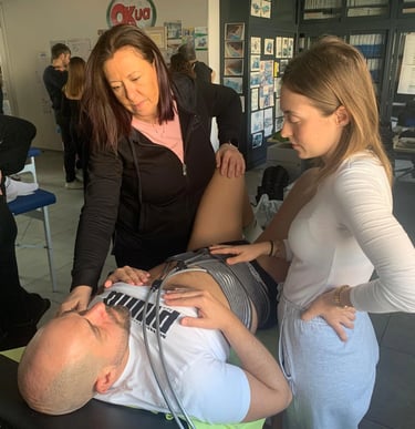 formazione professionale fisioterapia con docente durante corso di riabilitazione e tecniche manuali