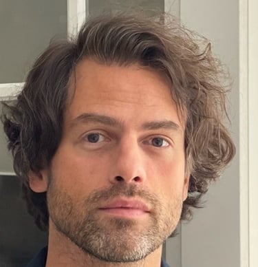 Portrait of Charles, French language tutor for online lessons