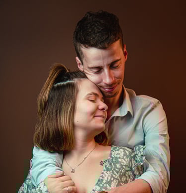 Portrait tout en douceur, photographie en studio photo par un photographe vidéaste expérimenté autour de la ville de Pau.