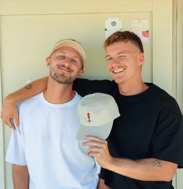 Gaetan en Tanguy met een petje van Romain