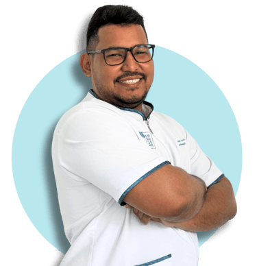 Retrato profesional del higienista José Moreno, higienista en la Clínica Bocarriba