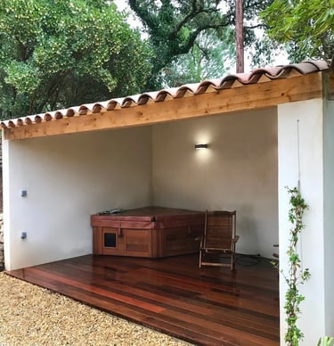 Aménagement extérieur, terrasse et piscine réalisés par EGPR 83 à Pierrefeu