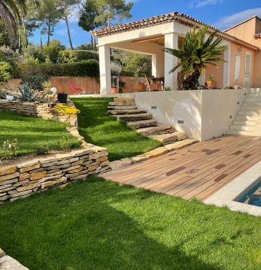 Aménagement extérieur, terrasse et piscine réalisés par EGPR 83 à saint-tropez