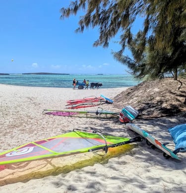 Windsurf prêt à partir depuis la plage devant Ocean Lodge à la baie de Sakalava Madagascar