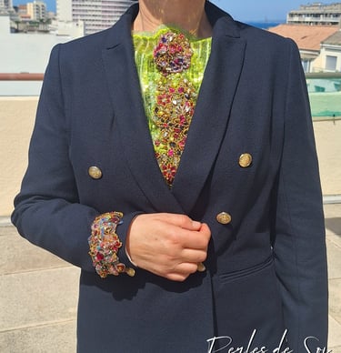 Personnalisation de blazer avec une pièce de broderie perlée décorative - Perles de Soi par JC GAL