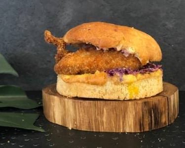 Burger Chinatown avec poulet croustillant, sauce miel-gingembre, mayonnaise citron vert sésame