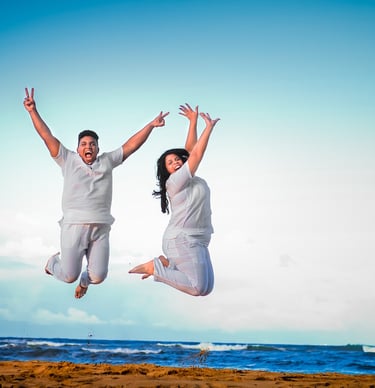 to personer som hopper og er glad