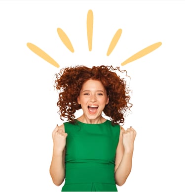 Femme souriante levant les bras en signe de réussite professionnelle