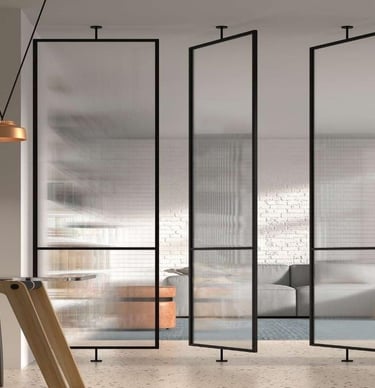 Puerta pivotante de cristal con marco negro en pasillo luminoso de diseño minimalista