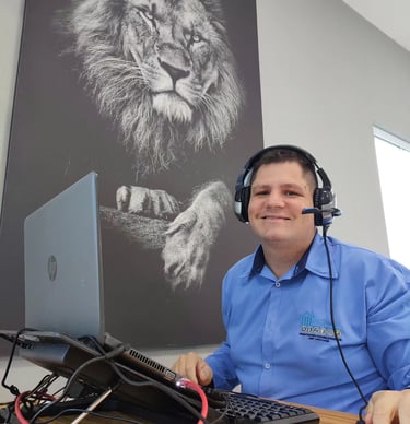 douglas santos fotografia: sentado na frente do laptop trabalhando