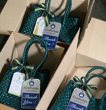 Tas anyaman plastik handmade untuk souvenir Ramadhan Kareem dengan kemasan eksklusif