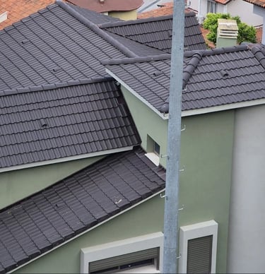 Ayvalık'ta düz çatı izolasyonu, bitümlü örtü ve sızdırmazlık uygulaması.