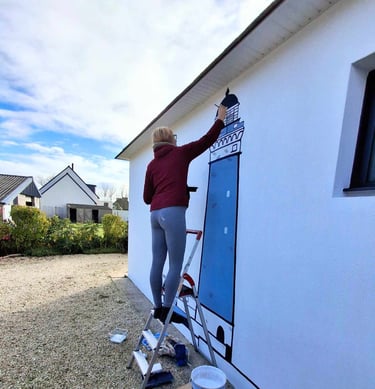 photo de l'artiste en train de peindre une fresque 