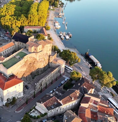 Vue aérienne de Tournon sur Rhône avec son château et les quais du Rhône