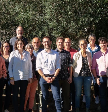 Photo en extérieur du groupe Tournon en Commun lors d'une séance de travail